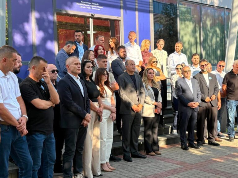 PDK-ja rikthen protestën para Qeverisë, i bashkohen Aleanca dhe asamblistët e Vushtrrisë