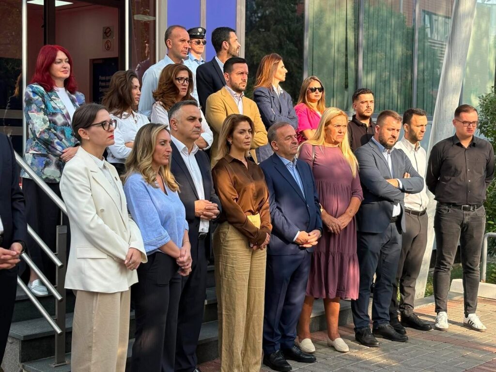 Opozita dhe studentët kërkojnë zhbllokimin e institucioneve
