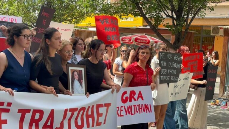 Protestë në Prishtinë kundër vrasjes së grave