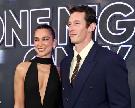 Momenti mes Dua Lipës dhe Callum Turner bëhet viral në premierën e filmit