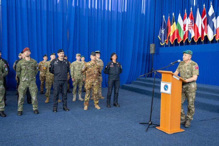 KFOR nderon ushtarët me Medaljen e NATO-s për kontributin në ruajtjen e paqes në Kosovë
