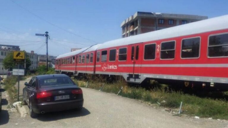 Një grua humb jetën pasi u godit nga treni në Pejë