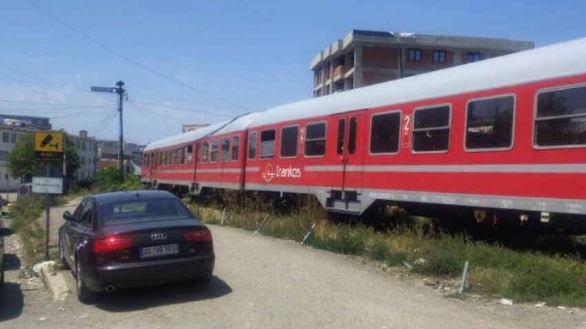Një grua humb jetën pasi u godit nga treni në Pejë