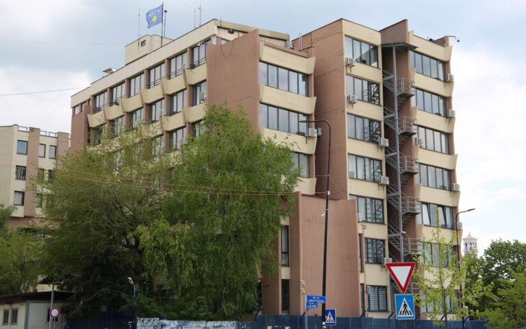 Aktakuzë ndaj 20 personave për krime lufte në Gjakovë, akuzohen për vrasjen e 107 civilëve