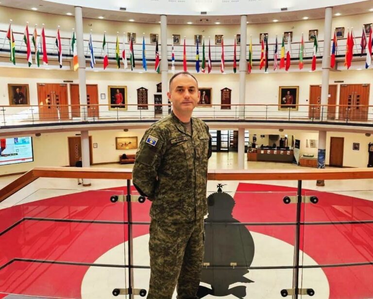 Oficeri i FSK-së diplomon në Mbretërinë e Bashkuar