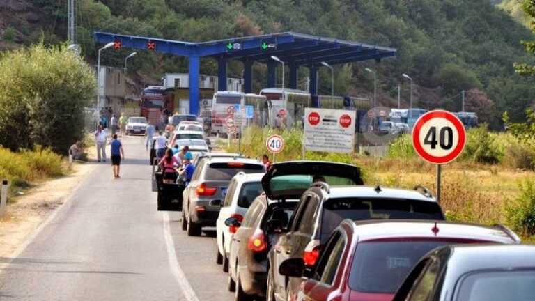 Kolona deri në 600 metra te Dheu i Bardhë, kjo është gjendja në kufijtë e Kosovës