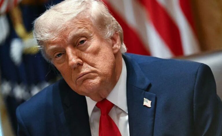 Letrat e asistentes së Trumpit nxisin debat