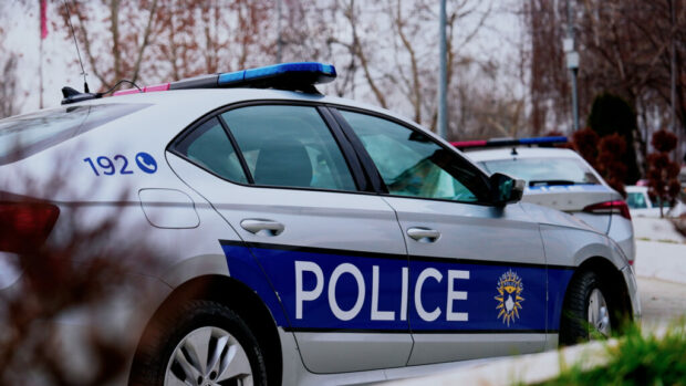 Pengoi policët gjatë detyrës, shoqërohet në polici