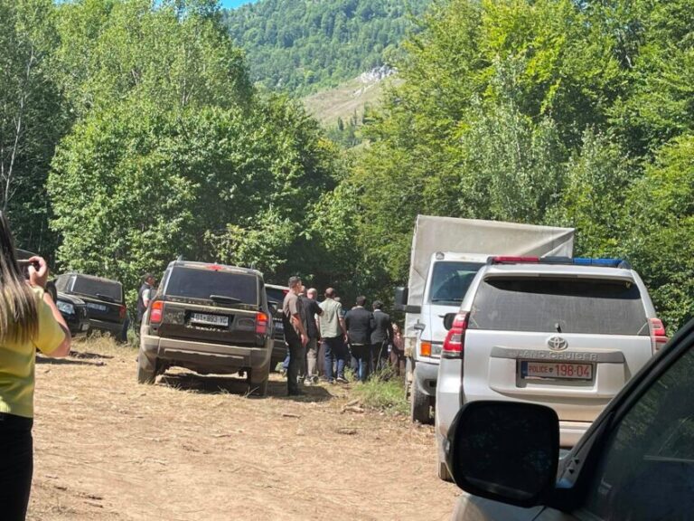 Kurti viziton vendin e gërmimeve në Zubin Potok, pritet deklarim për media