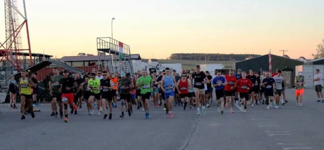 Ushtarët e KFOR-it zhvillojnë gjysmë-maratonë në Kampin Bondsteel 🏃‍♂️🇽🇰