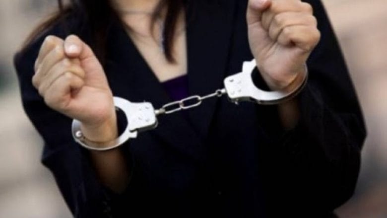 Prizren: Arrestohet një grua, policia i gjen drogë dhe municion në banesë