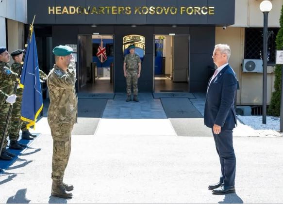 Komandanti i KFOR-it takon ambasadorin britanik në Kosovë
