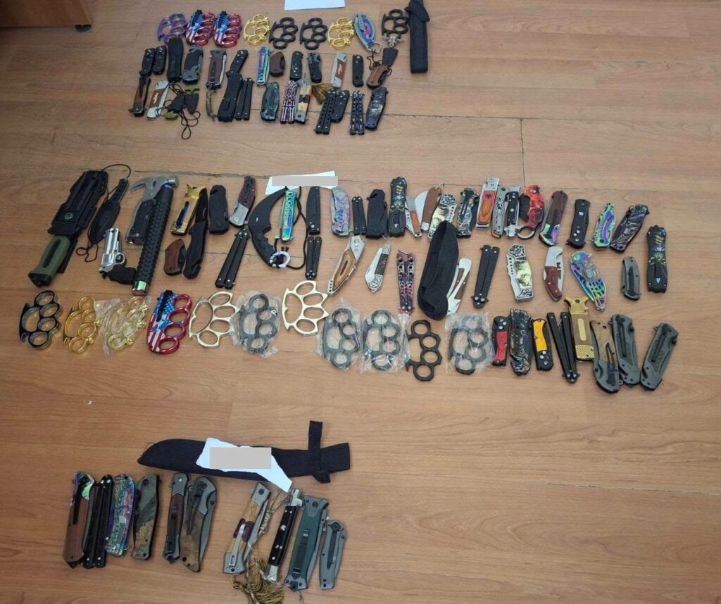 Policia sekuestron mjete të mprehta dhe boksa metalikë në Pejë