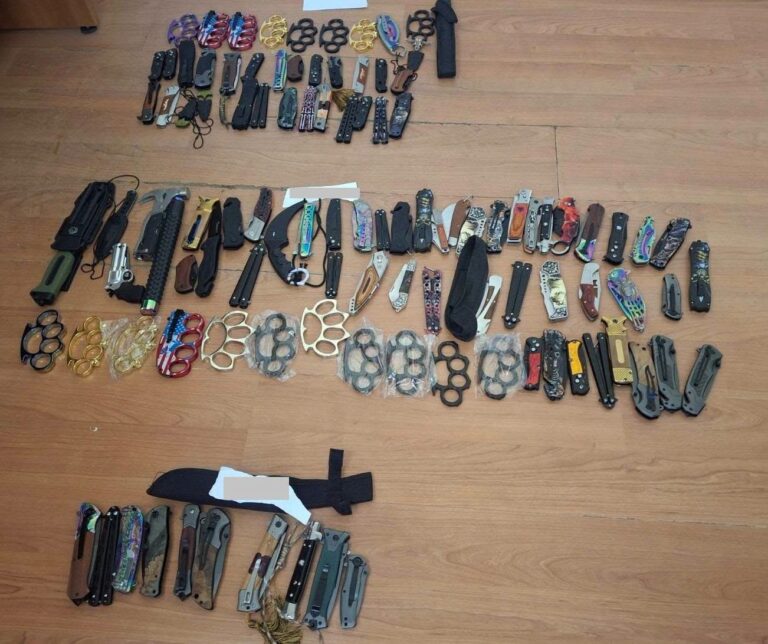 Policia sekuestron mjete të mprehta dhe boksa metalikë në Pejë
