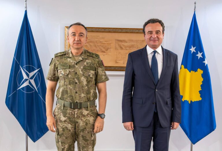 Komandanti i KFOR-it takohet me Kurtin, diskutohet për sigurinë në Kosovë