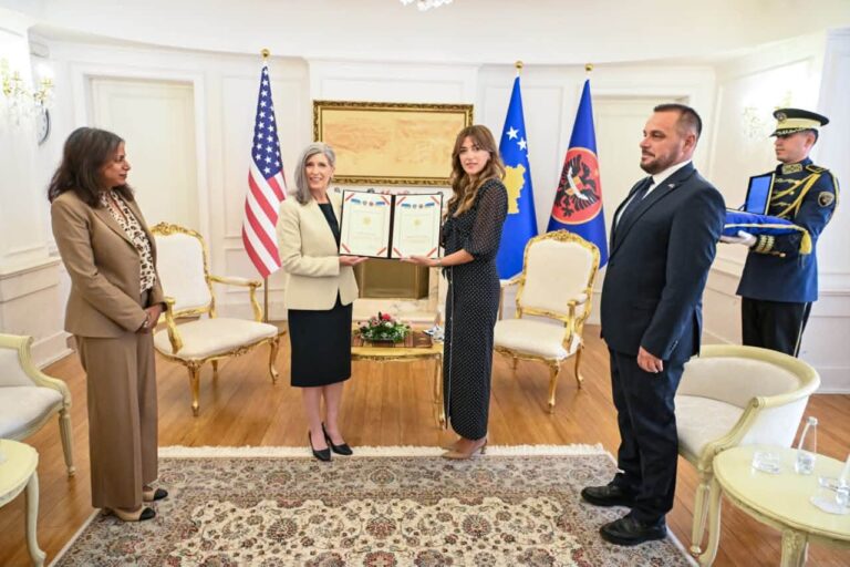 Haxhiu dekoron senatoren amerikane Joni Ernst