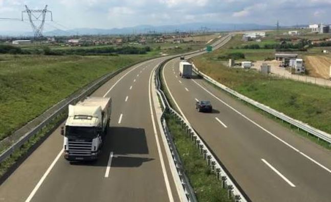 Edhe sot kufizime për kamionët mbi 20 tonë në autoudhë