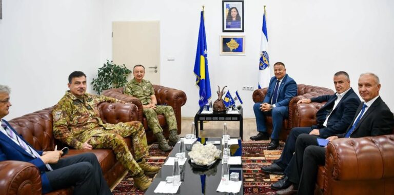 Drejtori HOXHA, priti në takim komandantin e KFOR-it, Major Gjeneral Özkan Ulutaş