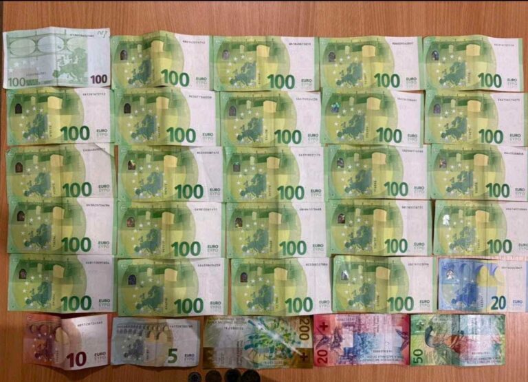 Një qytetar gjen para dhe dokumente dhe i dorëzon në polici