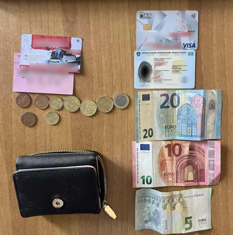 Dorëzohet në polici portofoli me dokumente dhe para të gjetura