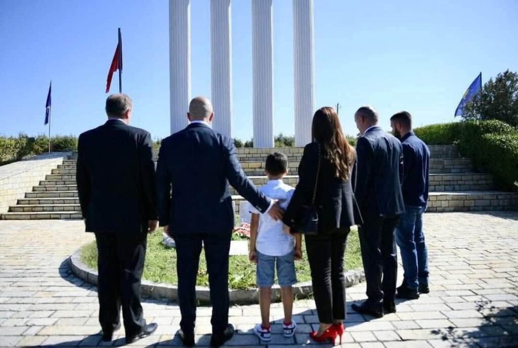 Haradinaj kujton familjen Markalleshi: Katër dëshmorë në luftën për çlirimin e Kosovës
