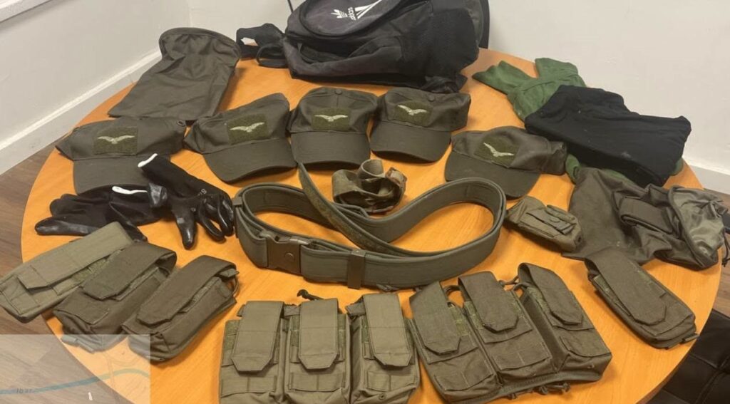 Policia në Mitrovicë Veri gjen veshje dhe pajisje ushtarake të fshehura në një puset