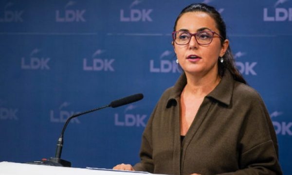 Lushaku kritikon MAShT-in për vonesat me tekstet shkollore