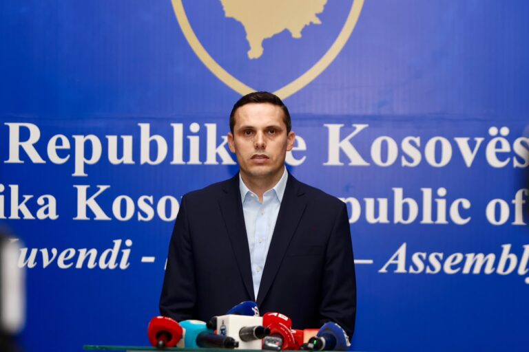 PDK kallëzon Kurtin për mbajtjen e pozitave të dyfishta