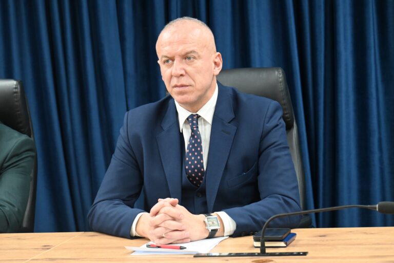 Qorrolli ironizon incidentin me vezë: “Kuvendi u bë kotec”