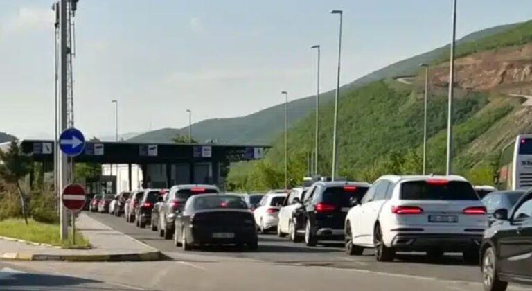 Kolona 300 metra në Jarinjë, pritje edhe në MerdarëKolona të automjeteve janë raportuar në disa pika kufitare të Kosovës.