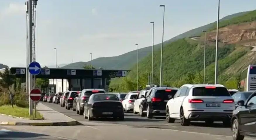 Kolona 300 metra në Jarinjë, pritje edhe në MerdarëKolona të automjeteve janë raportuar në disa pika kufitare të Kosovës.