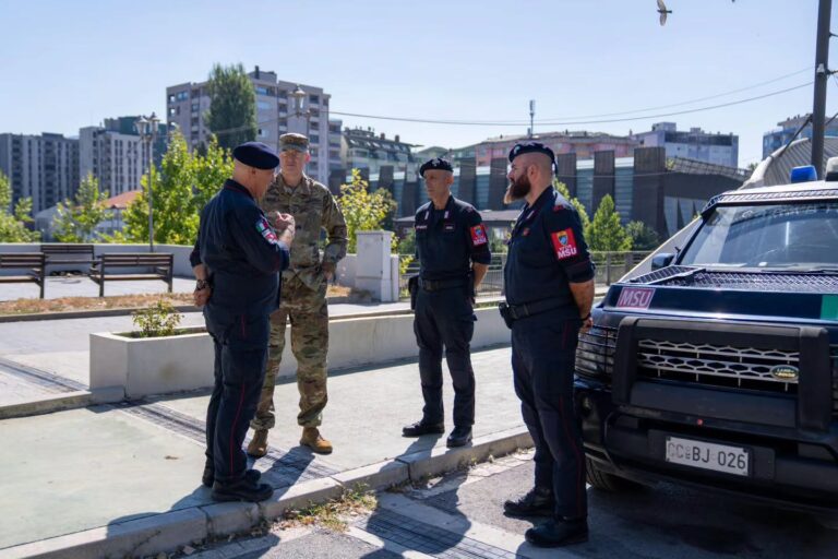 KFOR forcon praninë në Mitrovicë, Daniels viziton trupat në terren