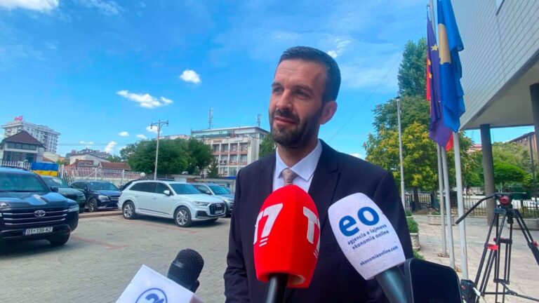 Rrahmani kritikon Kurtin: Po synon kontroll mbi institucionet
