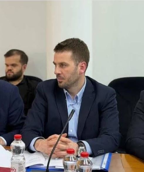 Kërçeli i kundërpërgjigjet Hotit: Na tregoni si u shit thëngjilli për 8 euro tonin