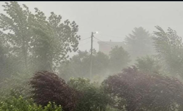IHMK paralajmëron reshje lokale, erëra të forta dhe breshër në disa zona