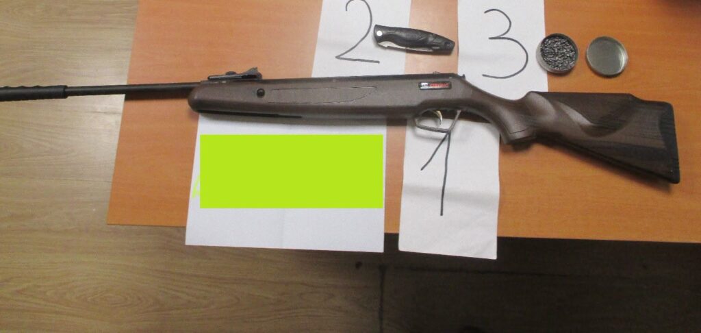 Arrestohet një person në Deçan, i sekuestrohet pushkë ajrore