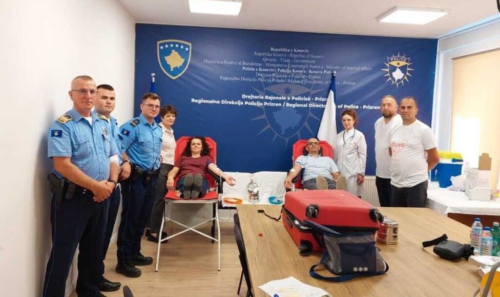 Policët e Prizrenit dhurojnë gjak në mbështetje të qytetarëve