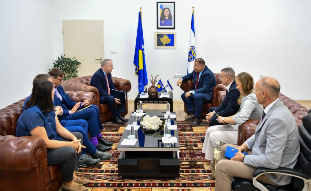 Hoxha pret ambasadorin e ri të BE-së, diskutojnë për sigurinë