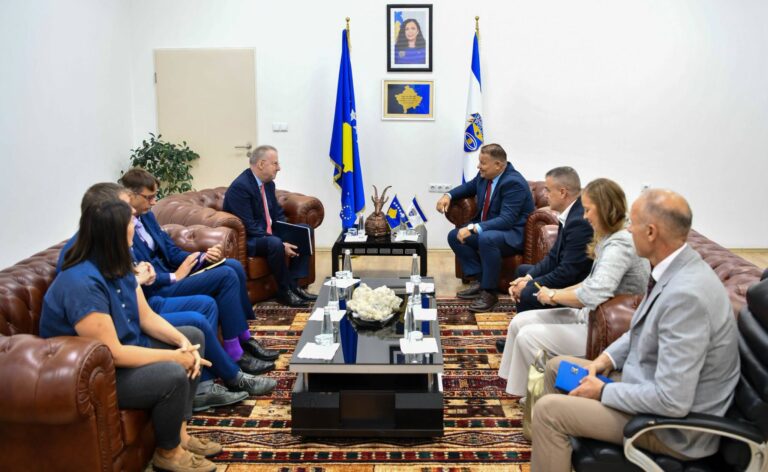 Hoxha pret ambasadorin e ri të BE-së, diskutojnë për sigurinë