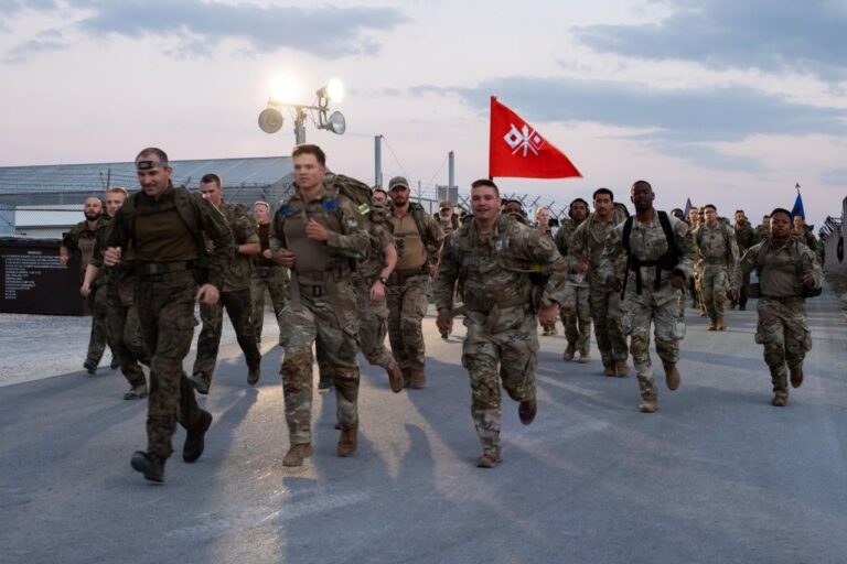 Ushtarët e KFOR-it zhvillojnë marshin norvegjez në Camp Bondsteel