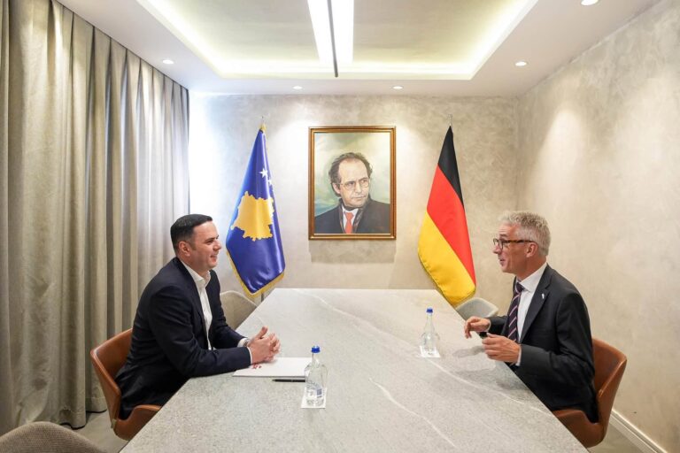 Abdixhiku takon ambasadorin gjerman, diskutojnë krizën politike