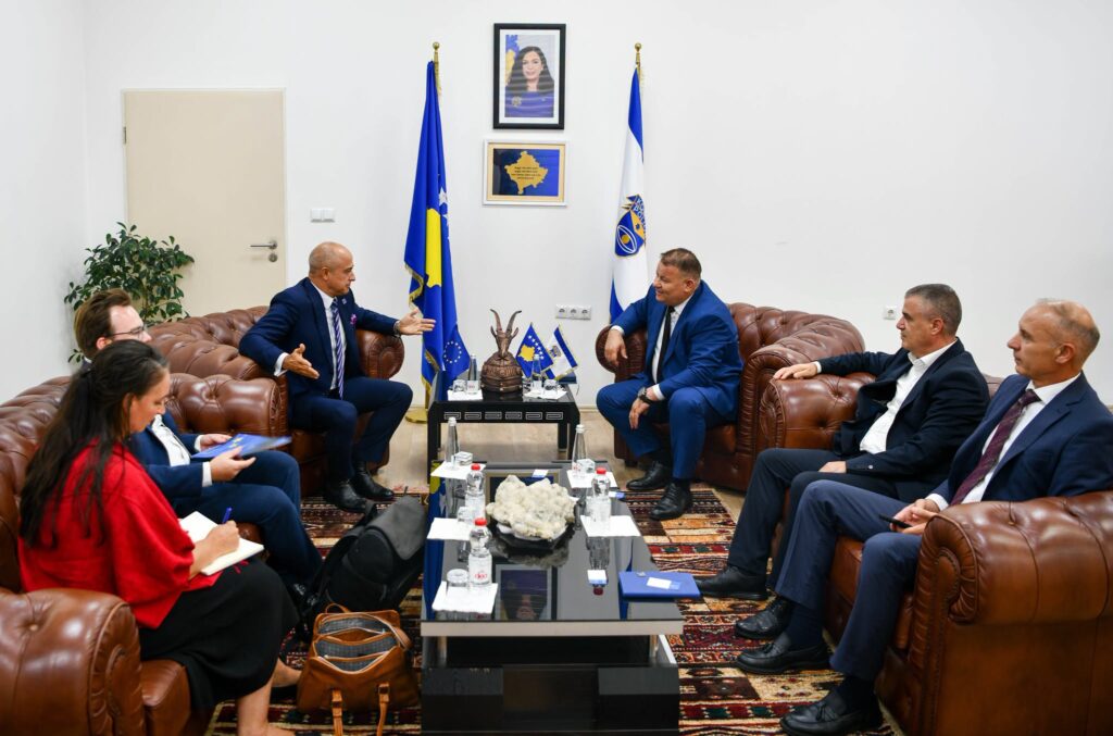 Hoxha pret shefin e ri të EULEX-it në takim njoftues