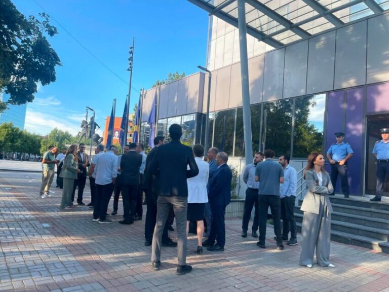 PDK dhe Aleanca kërkojnë zhbllokimin e institucioneve