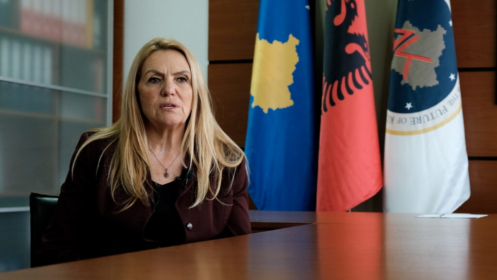 Kadrijaj kritikon Kurtin pas shtyrjes së seancës