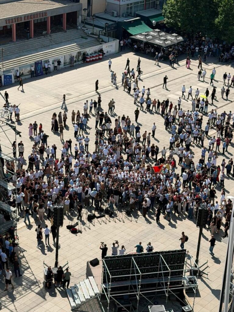 Kryetarët e komunave protestojnë para Qeverisë